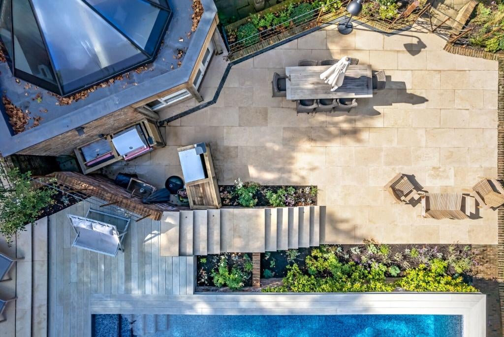 RESTES DE PIERRE NATURELLE ; CHÂTEAU DE 140 M2 EN TUILES, Enlèvement