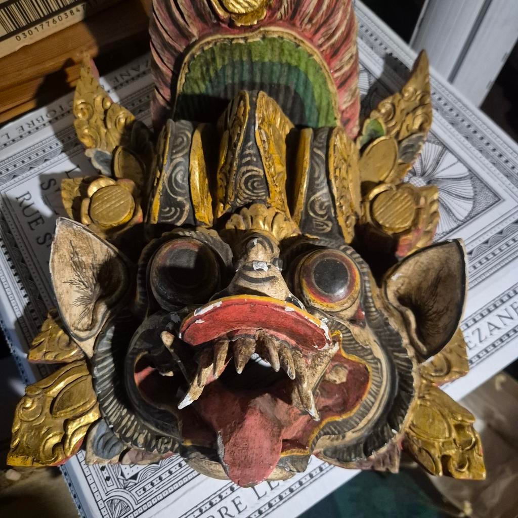 Statues et masque indonésien, Enlèvement ou Envoi