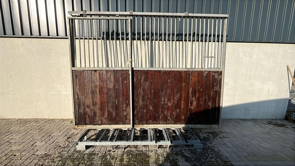 Voorwand met schuifdeur | 3000 x 2250 mm. | Gebruikt, Dieren en Toebehoren, Weidegang, 4 paarden of pony's of meer