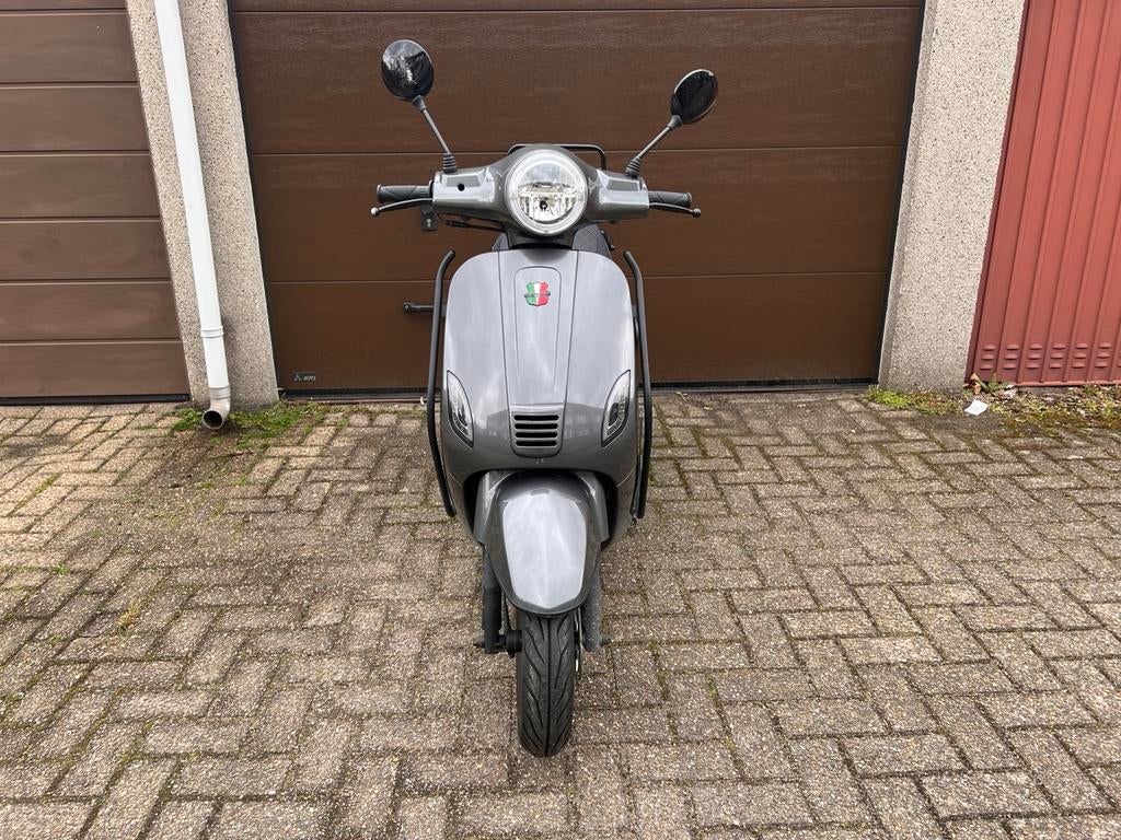 Gts toscana 50cc, Fietsen en Brommers, Snorfietsen en Snorscooters, Zo goed als nieuw, Overige merken, Benzine, Ophalen