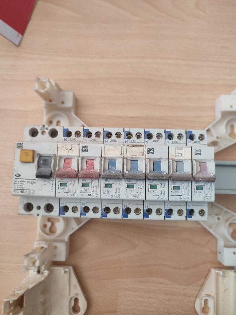 Disjoncteurs domestiques Legrand (Français), Bricolage & Construction, Électricité & Câbles, Utilisé, Autres types, Enlèvement