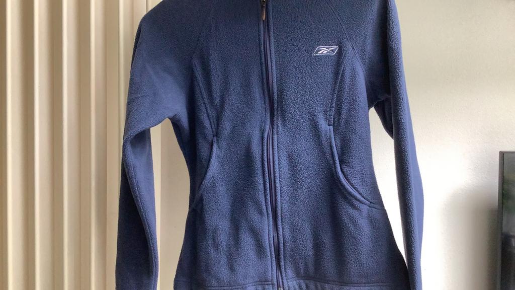 Cardigan en polaire bleu moyen sportif de Reebok. s., Enlèvement ou Envoi, Taille 36 (S), Comme neuf, Reebok