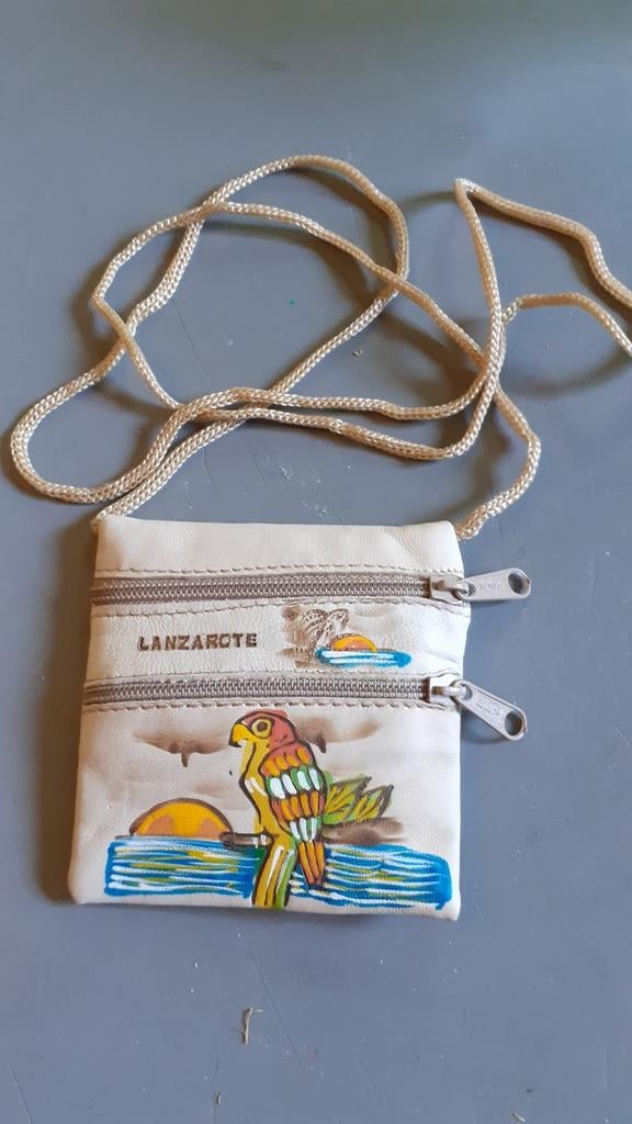 Porte monnaie avec cordon tour de cou decor perroquet, Bijoux, Sacs & Beauté, Porte-monnaie & Portefeuilles, Comme neuf, Enlèvement ou Envoi