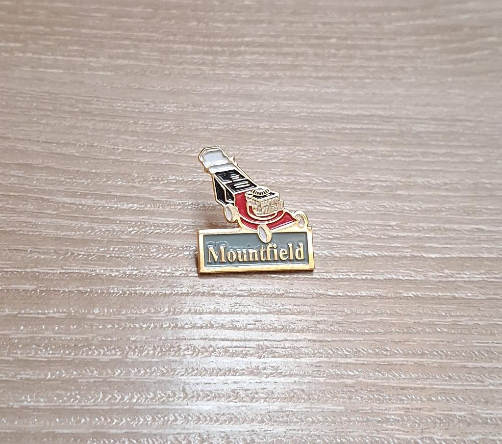PIN - MOUNTFIELD - GRASMAAIER, Verzamelen, Verzenden, Gebruikt, Merk, Speldje of Pin