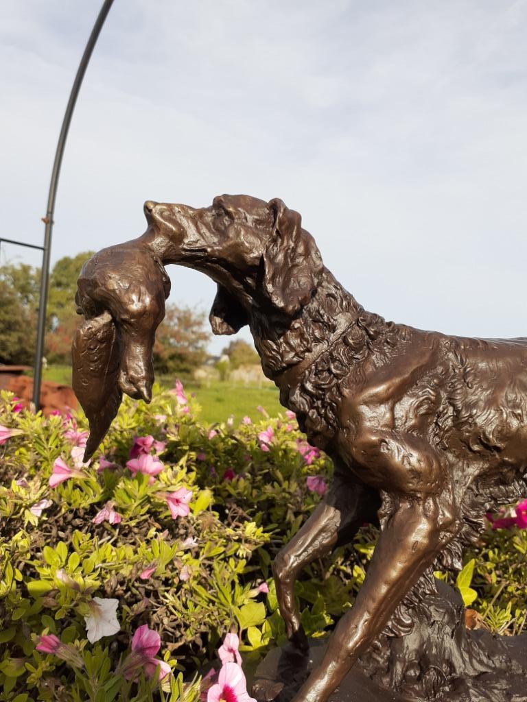 Statue en bronze signé sur socle marbre(le chien de chasse), Antiquités & Art, Enlèvement ou Envoi, Bronze