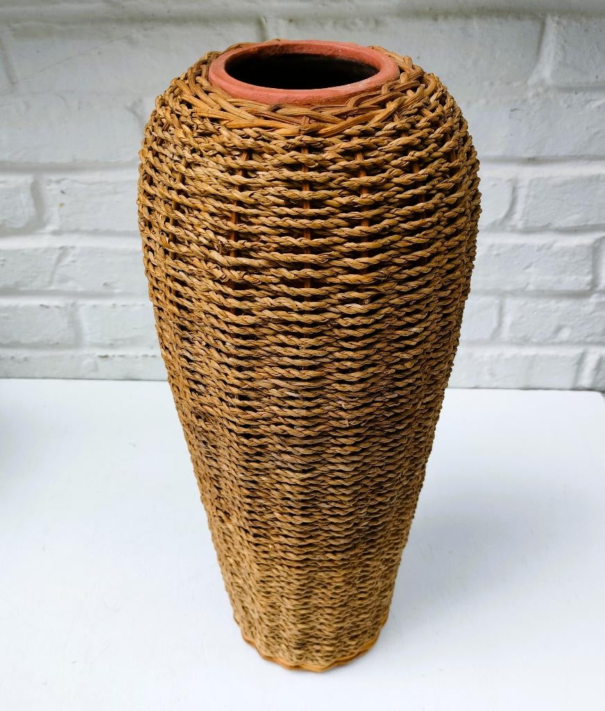 Terracotta vaas met touw en rotan omwikkeld. PARLANE. Brits., Huis en Inrichting, Woonaccessoires | Vazen, Ophalen, Zo goed als nieuw