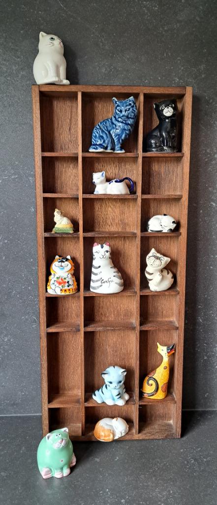 Collection de figurines des chats avec présentoir en bois, Enlèvement ou Envoi