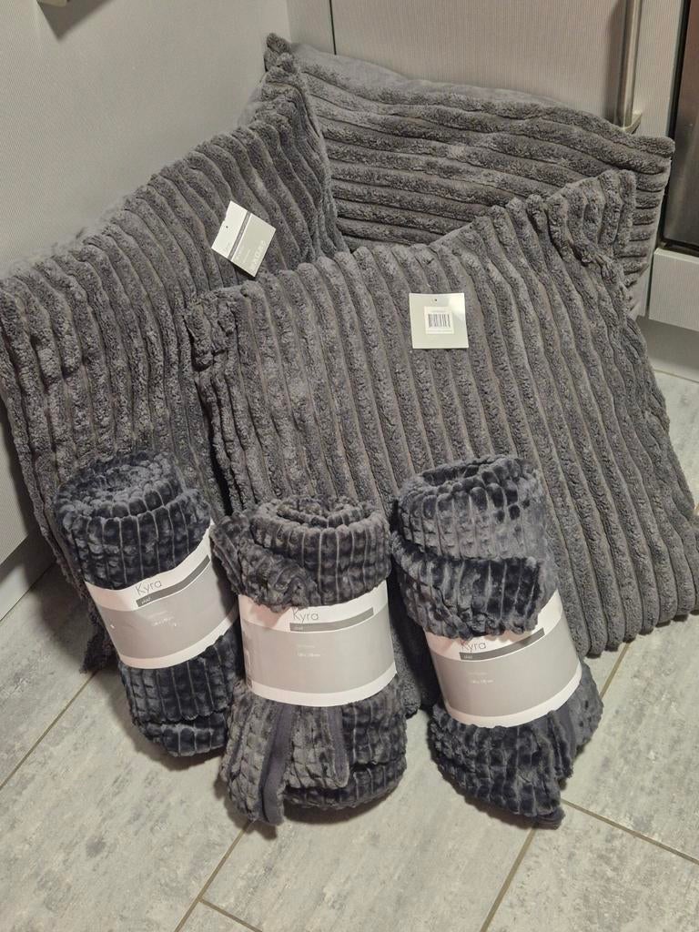 NIEUW plaids en kussens goede kwaliteit 9 stuks, Huis en Inrichting, Ophalen, Zwart