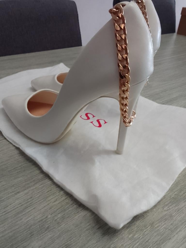 witte hoge hakken met goudkleurige kettingsluiting rond enke, Ophalen, Zo goed als nieuw