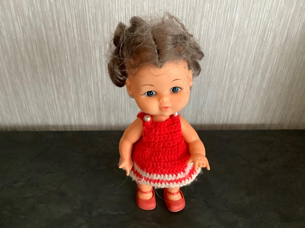 Vintage speelpop (23 cm), Verzamelen, Poppen, Ophalen of Verzenden, Gebruikt, Pop