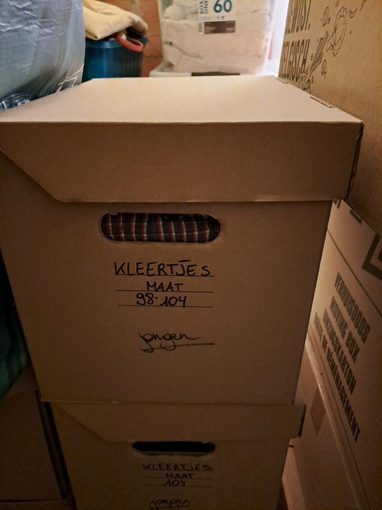 Dozen kinderkleding per doos te koop Maat 98 tem 116, Enlèvement, Utilisé, Boîte
