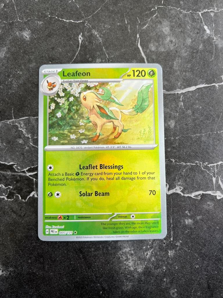 Leafeon 005/131 Prismatic Evolutions Pokeball, Enlèvement ou Envoi, Comme neuf