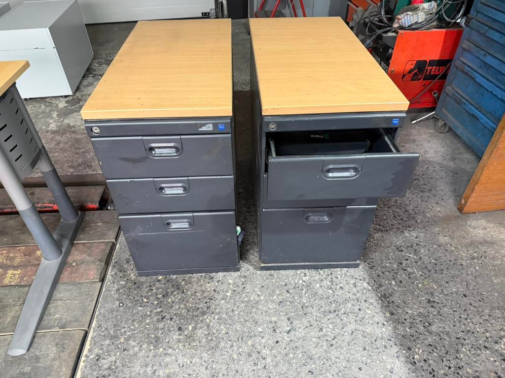 Armoire métallique en état de fonctionnement avec bureau, Enlèvement, Comme neuf