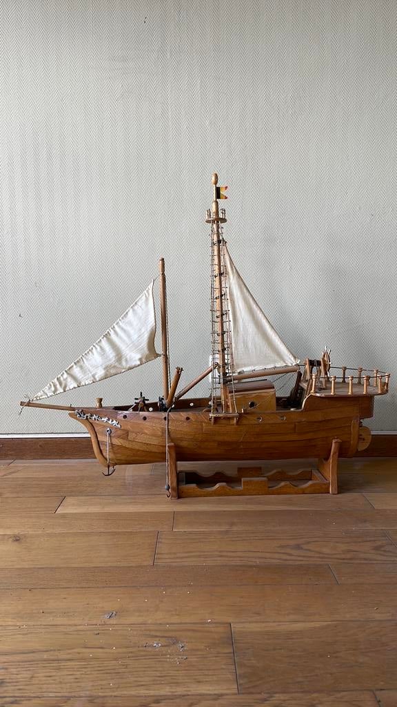 Houten modelboot met zeilen en voetstuk, Ophalen