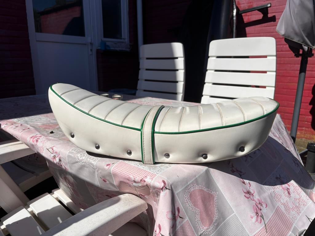 Honda 6v zadel costum, Fietsen en Brommers, Ophalen of Verzenden, Zo goed als nieuw, Zadel