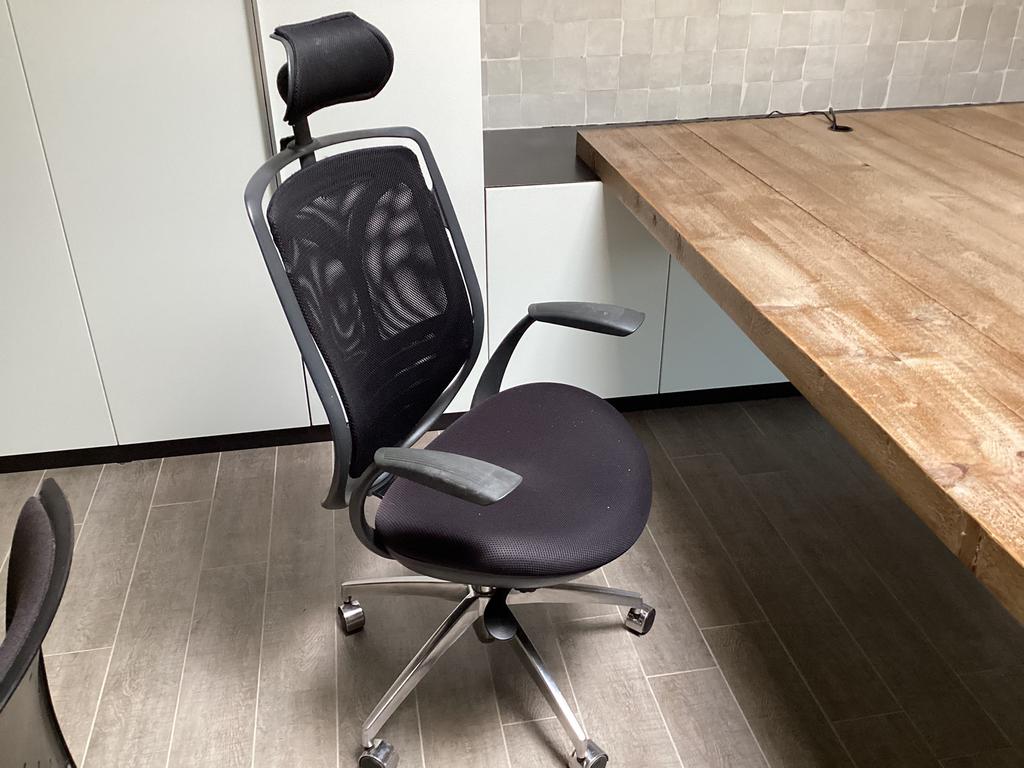 Vergadertafel met stoelen voor 330 euro, Ophalen