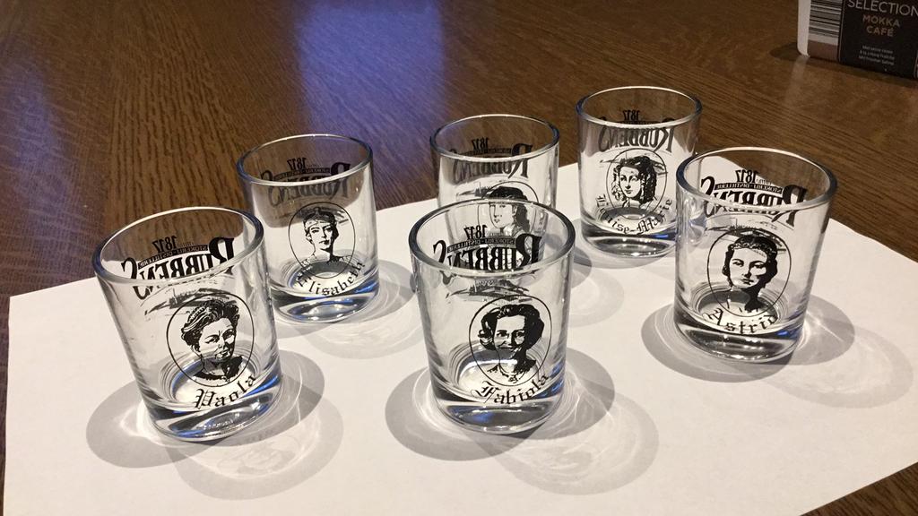 Rubbens 6 glaasjes jenever Belgische koninginen, Verzamelen, Glas en Drinkglazen, Ophalen, Zo goed als nieuw