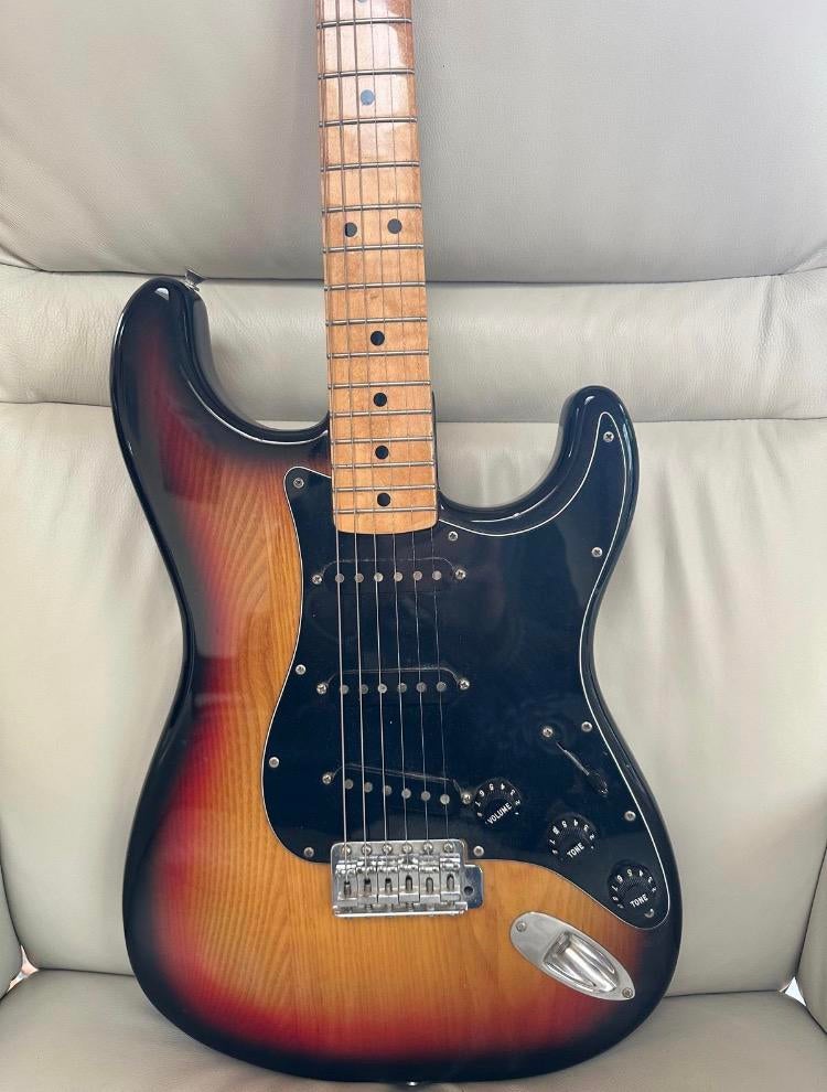 Electrische gitaar FENDER Stratocaster, Muziek en Instrumenten, Snaarinstrumenten | Gitaren | Elektrisch, Ophalen, Zo goed als nieuw