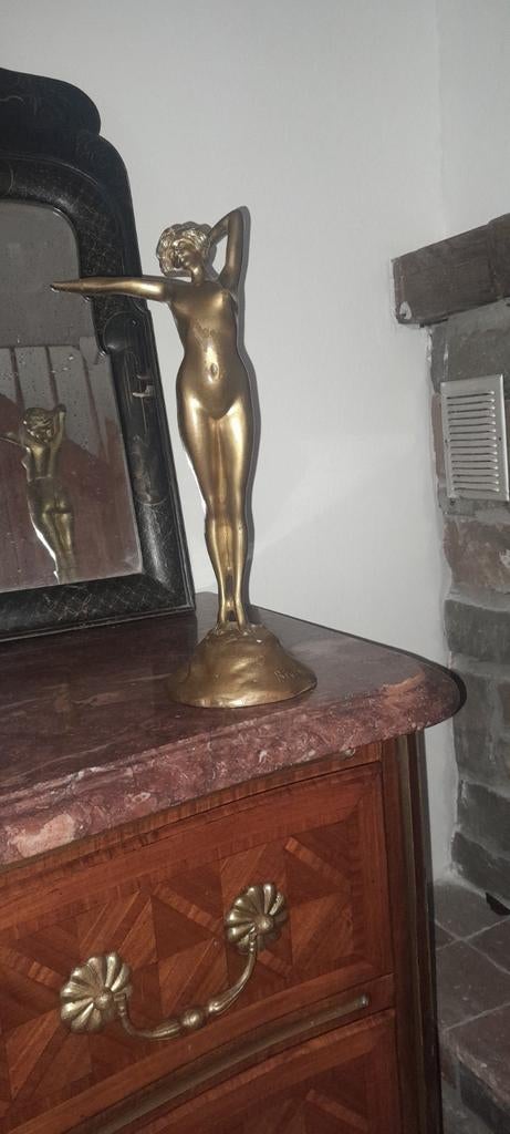 Statue en bronze, Enlèvement