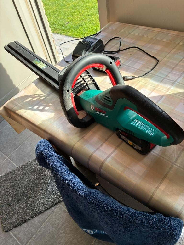haagschaar Bosch op accu, Tuin en Terras, Ophalen, Gebruikt, Accu, BOSCH
