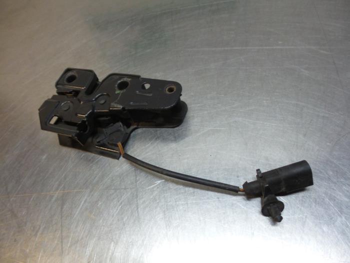 Mécanique de verrouillage capot d'un Volkswagen Polo (Polo, Volkswagen, -, 3 mois de garantie, Utilisé