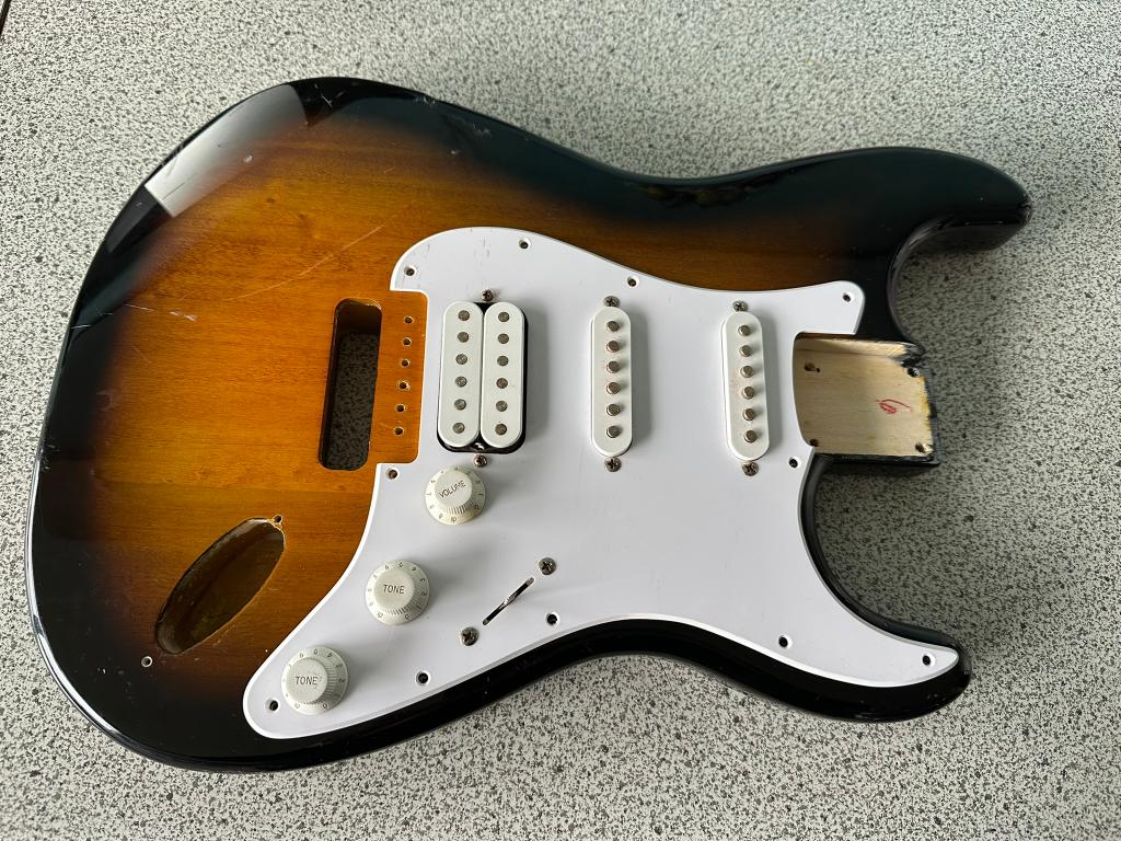Pickguard Stratocaster Squier + Cadeau, Musique & Instruments, Enlèvement ou Envoi, Utilisé, Guitare électrique