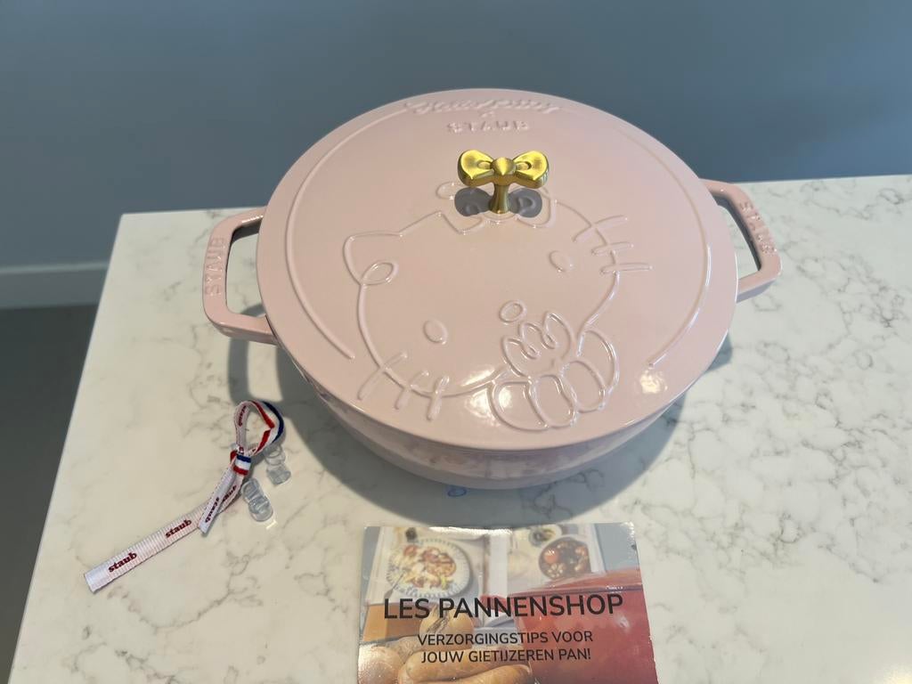 Schaars Staub Marmite 24 cm Sorbet Pink ‘Hello Kitty’ nieuw!, Gietijzer, Nieuw, Ophalen of Verzenden, Keramische plaat