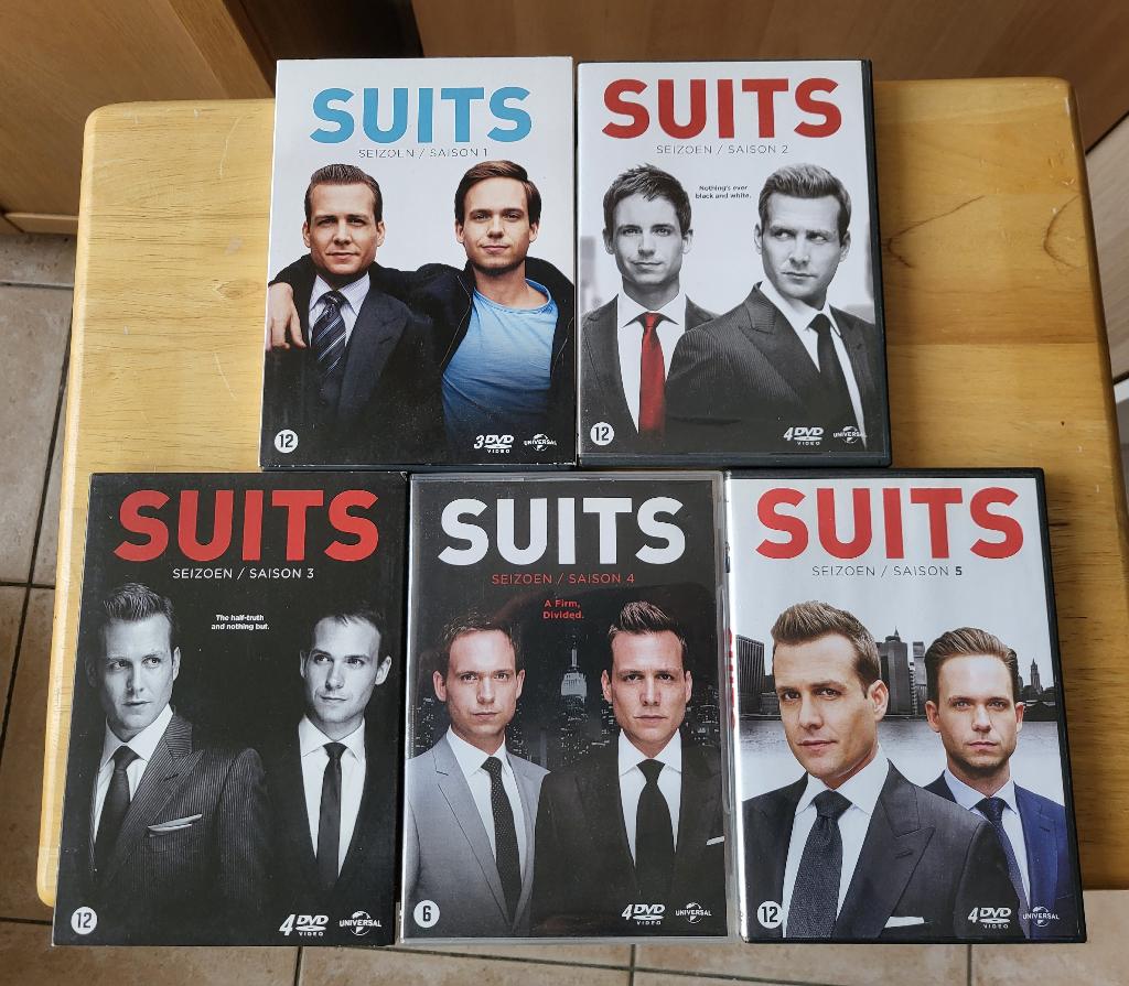 Lot coffrets DVD Suits saisons 1 à 5, Cd's en Dvd's, Dvd's | Tv en Series, Overige genres, Boxset, Vanaf 12 jaar, Ophalen