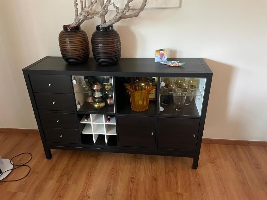 Zwartbruin dressoirkast met glazen deurtjes, 25 à 50 cm, Avec tablette(s), Comme neuf, 100 à 150 cm