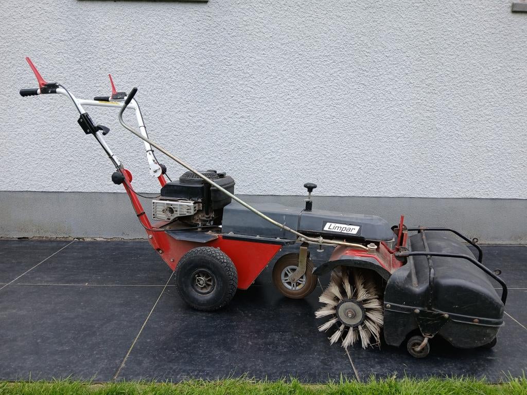 Te huur Limpar borstelmachine benzine met opvangbak, Ophalen, Gebruikt, Tielburger Limpar