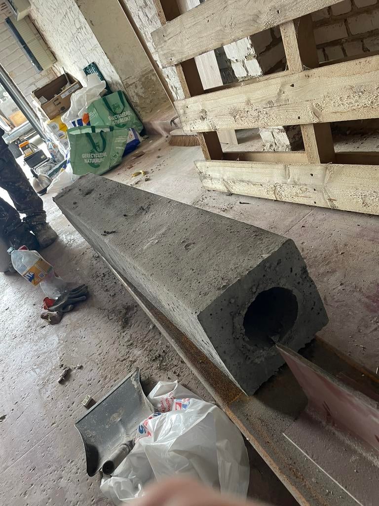 Poteau beton neuf, Enlèvement, Neuf