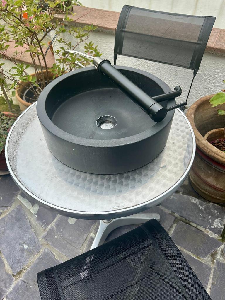 Vasque à poser en basalte avec mitigeur * Diamètre 40cm, 25 à 50 cm, Lavabo ou Évier, Moins de 100 cm, Enlèvement