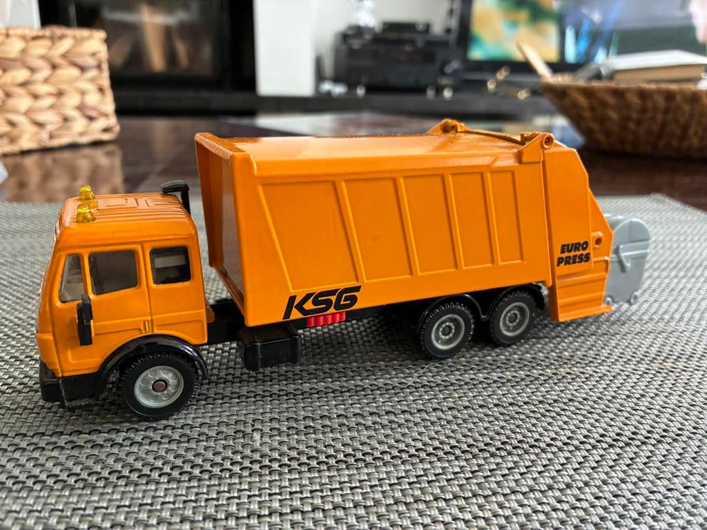camion poubelle siku Mercedes 2624  1/55, Enlèvement, Comme neuf, Bus ou Camion