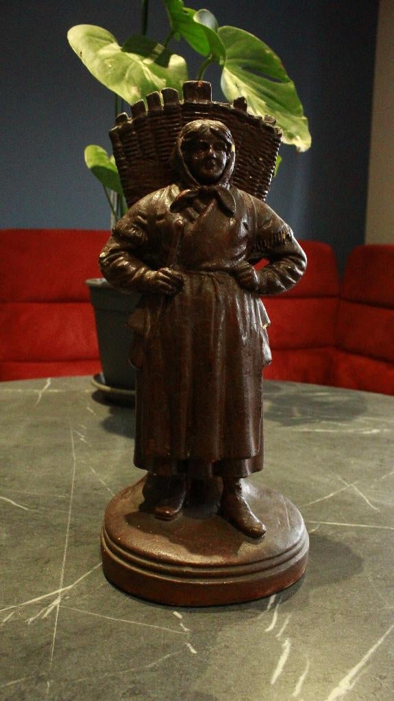 Ancienne statue en plâtre patiné, Enlèvement ou Envoi