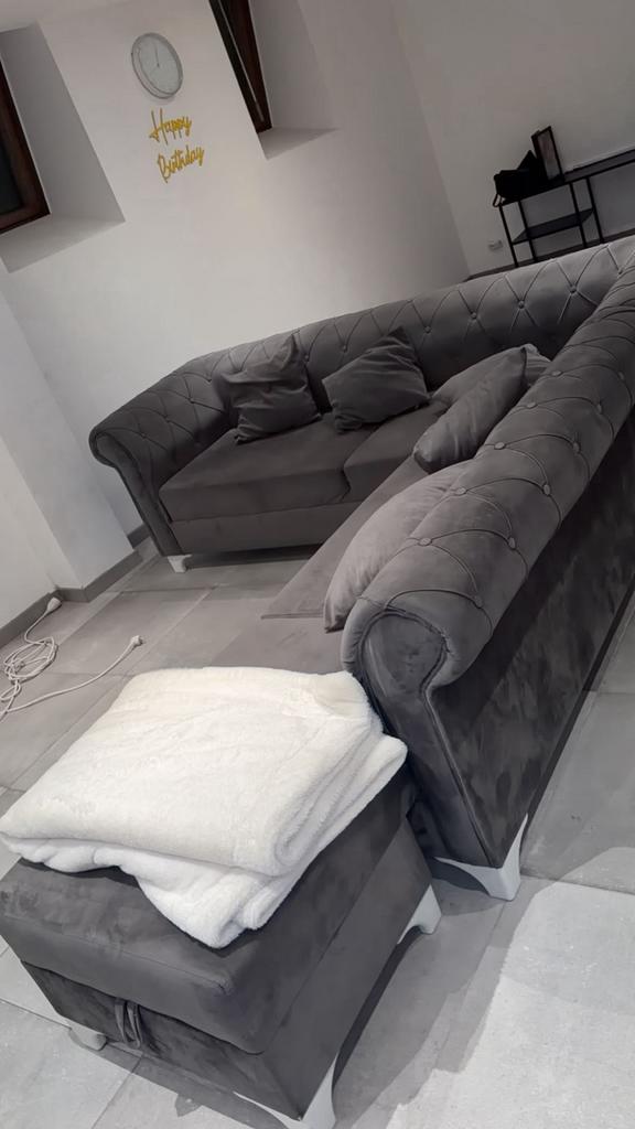 C'est un canapé d'angle de style Chesterfield en velours gri, Maison & Meubles, Enlèvement, Comme neuf