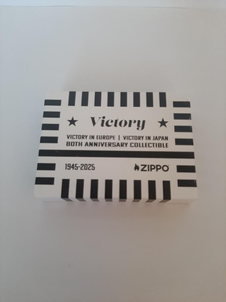 VE - VJ 80th Zippo (limited edition), Enlèvement ou Envoi