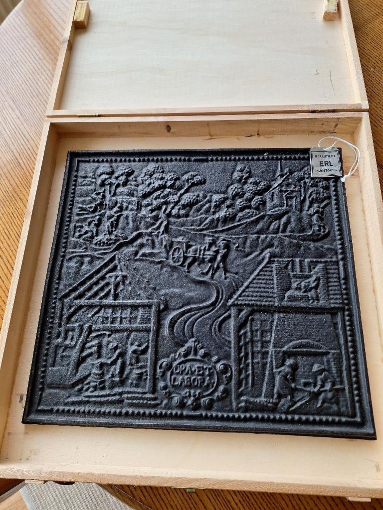 plaque de cheminée en fonte intitulée « Ora et Labora », Maison & Meubles, Enlèvement ou Envoi, Comme neuf