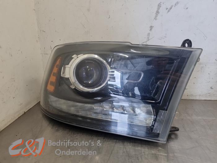 Koplamp rechts van een Dodge RAM, Gebruikt, -, - 20
7903AG  Hoogeveen, Ophalen of Verzenden