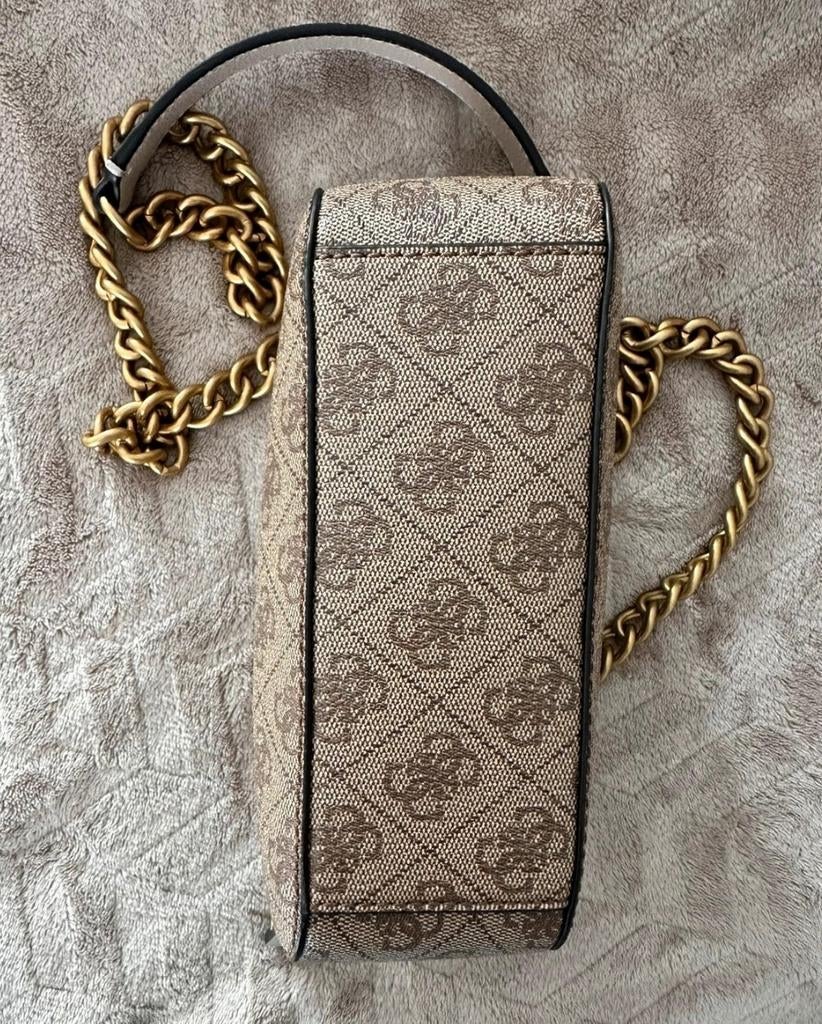 Handtas guess, Enlèvement