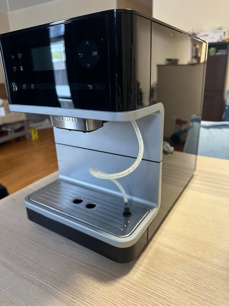 Machine à café Miele CM6100 - bon état, Enlèvement, Utilisé, Cafetière
