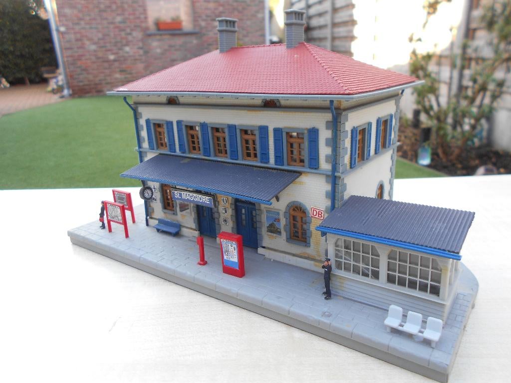 kibri H0 mooi station met figuren, Hobby en Vrije tijd, Modeltreinen | H0, Zo goed als nieuw, Brug, Tunnel of Gebouw, Ophalen of Verzenden