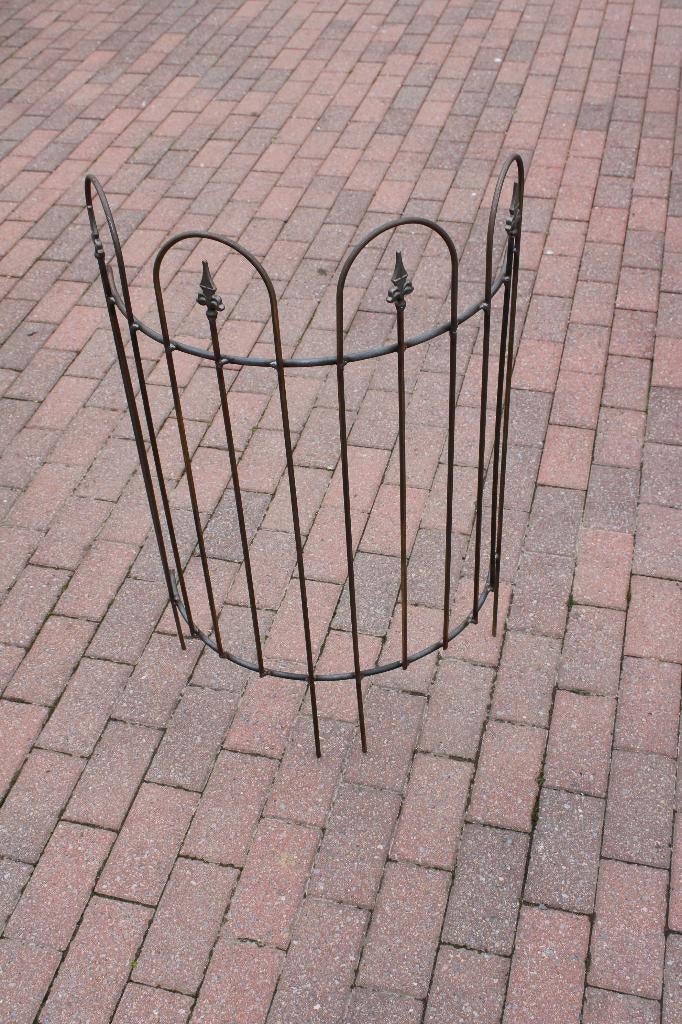 Roestige smeedijzeren plantenklimmers met halve maan., Tuin en Terras, Ophalen, Nieuw