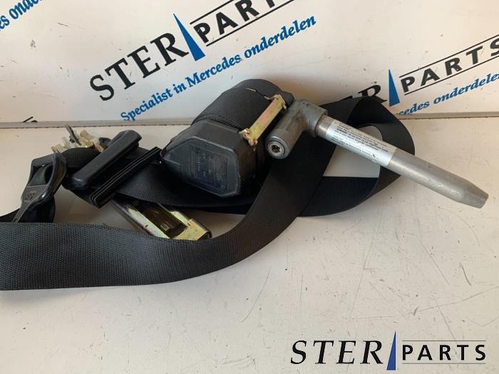 Ceinture de sécurité avant droite d'un Mercedes E-Klasse, Autos : Pièces & Accessoires, Habitacle & Garnissage, Mercedes-Benz