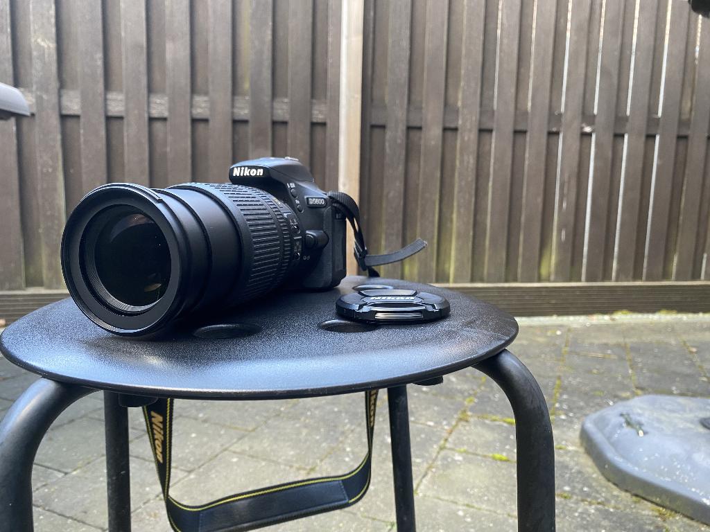 Nikon D5600 + 18-105mm VR –  -3.500 clicks! Nieuwstaat, 4 à 7 fois, Comme neuf, Enlèvement, Reflex miroir