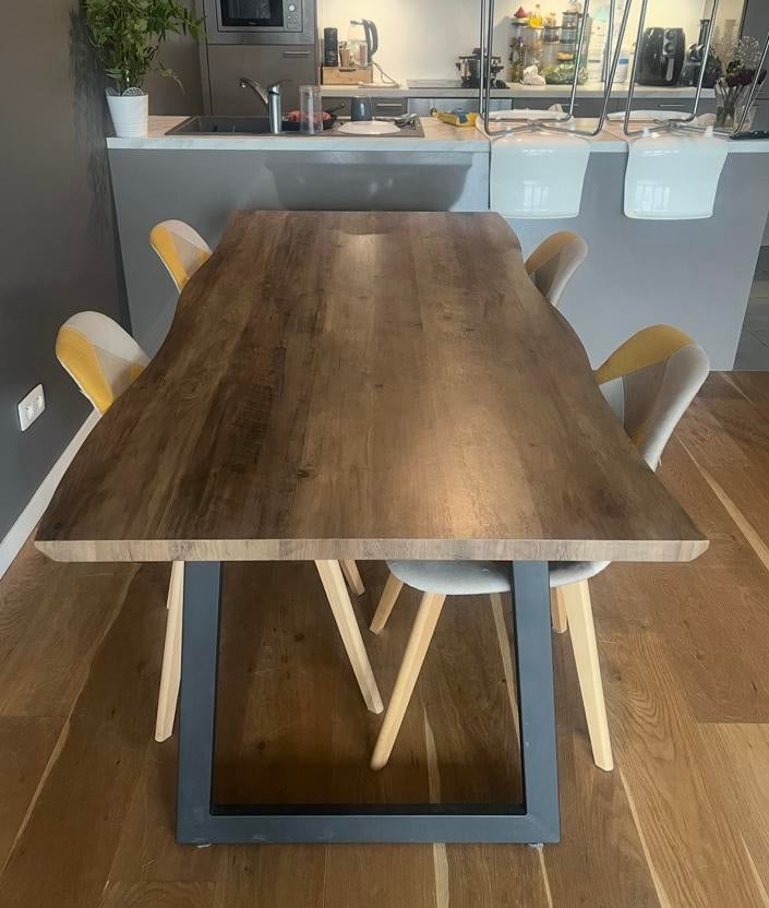 Table avec plateau en bois. Pieds en métal. 4 chaises, Enlèvement ou Envoi, Comme neuf, Métal