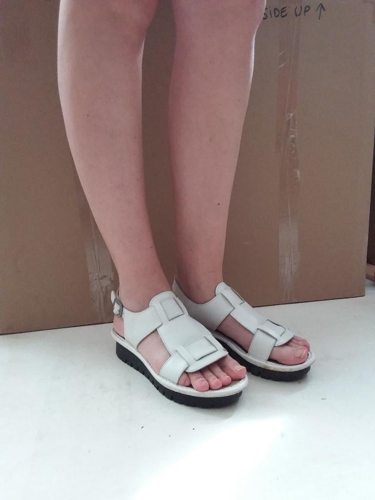 Sandalen maat 42, FLy London, Kleding | Dames, Schoenen, Zo goed als nieuw, Sandalen of Muiltjes, Wit, Ophalen of Verzenden