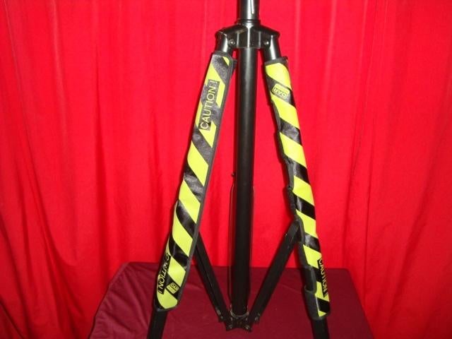 Nouveau : bande d'avertissement Showtec pour stands, Musique & Instruments, Enlèvement ou Envoi, Neuf, Pied, Haut-parleur