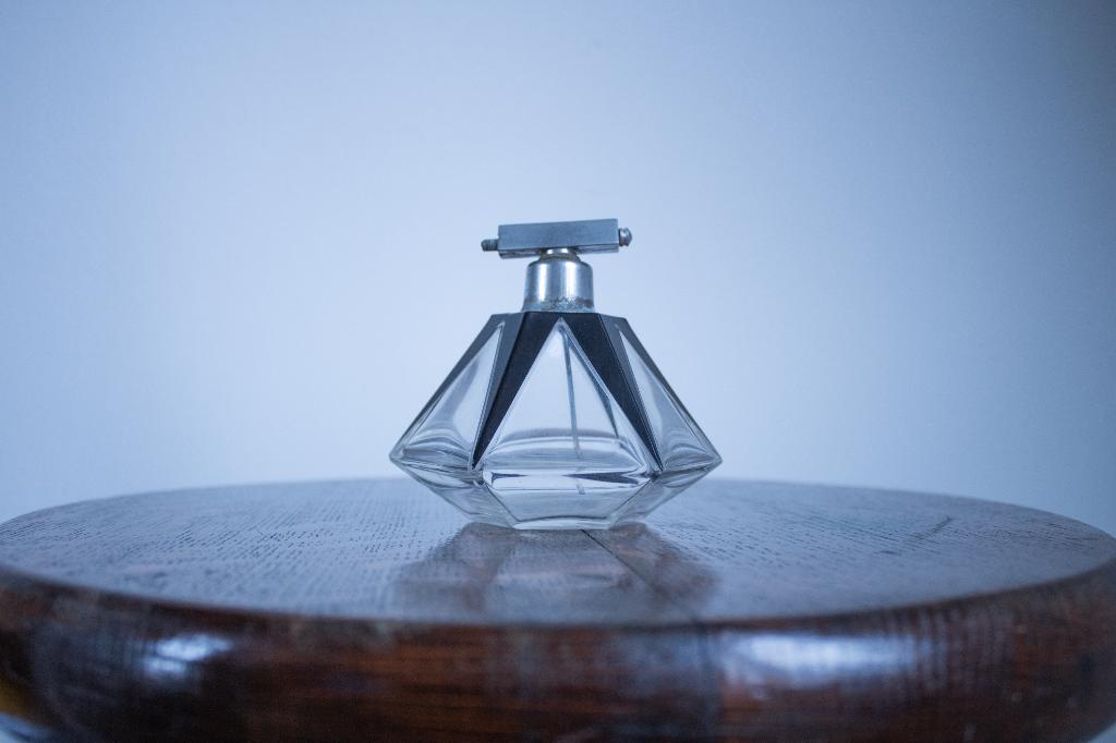 Petite bouteille de parfum Karl Palda, Antiquités & Art, Enlèvement ou Envoi