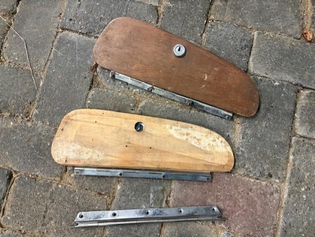 Triumph TR2-3-3A dashboard klepjes met scharnier, Enlèvement