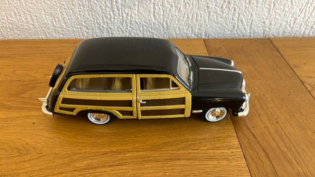 Ford Woody Wagon 1949 échelle 1:24 NOIR, Enlèvement ou Envoi, Comme neuf, Voiture, Autres marques